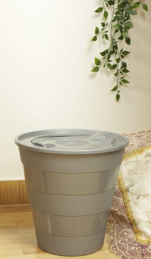 Plastic Trash Can with Rotating Lid, Suitable for Bathroom/kitchen/office - random color