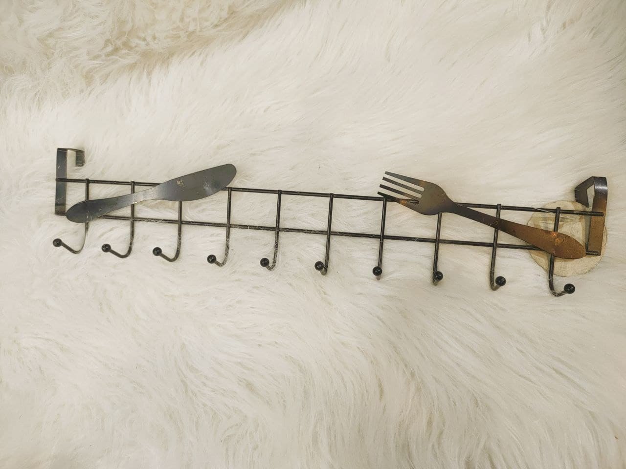 Screwless hanger for hanging behind doors